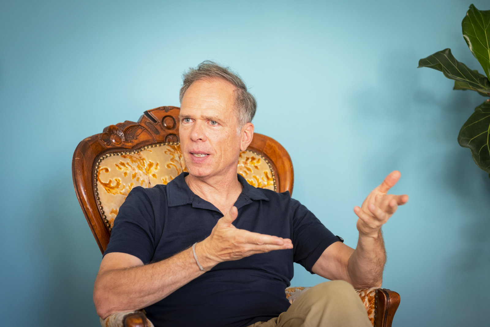 Portrait von Marcus Rosik mit Gestik im Gespräch darüber, wie er arbeitet.